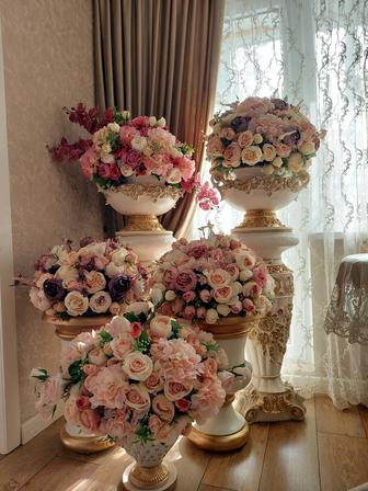 Декоративные вазы с цветами