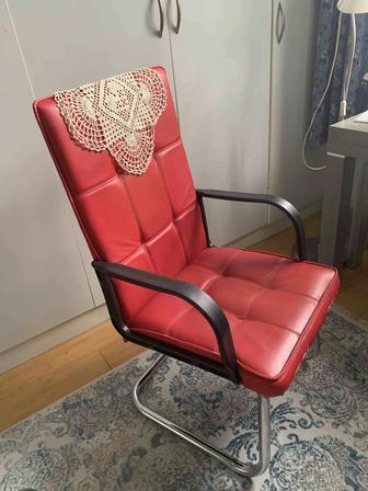Кресло новое красного цвета