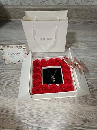 Шкатулка с кулоном проектором и розами