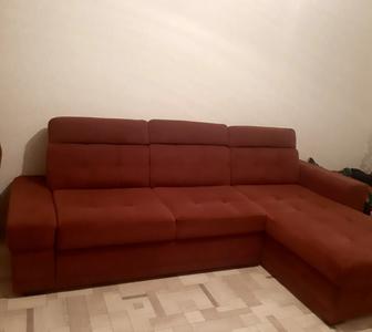 Угловой диван терракотового цвета