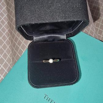 Кольцо с бриллиантом Tiffany