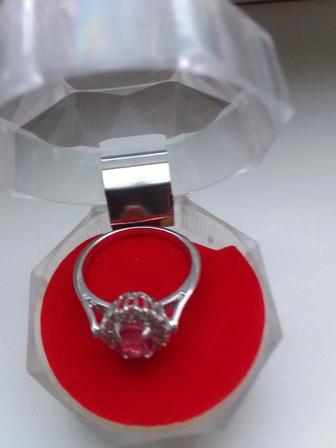 Продам перстень серебряный с камнем