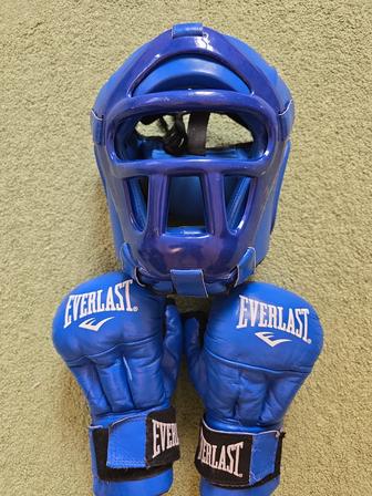 Спортивные перчатки со шлемом