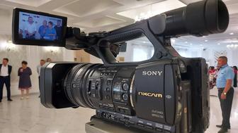 Видеокамеру SONY HXR-NX5E