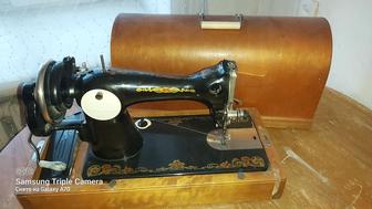Продам машинка швейная ручная с деревянным чехлом
