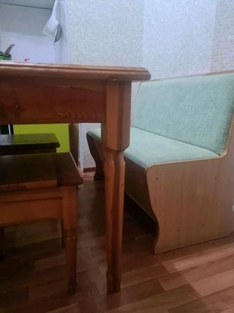Продаю кухонный стол со стульями и угловой диван в наборе