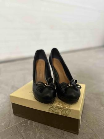 Стильные черные туфли от бренда Venetta Shoes