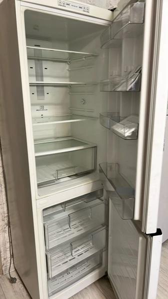 Срочно! Холодильник двух камерный LG в отл состоянии с документами