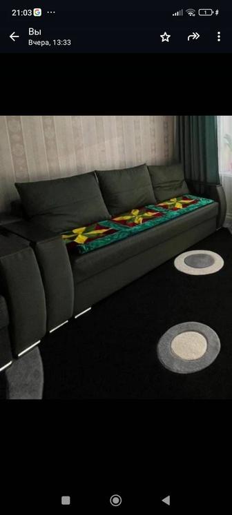 Раскладной диван и софа с подушками