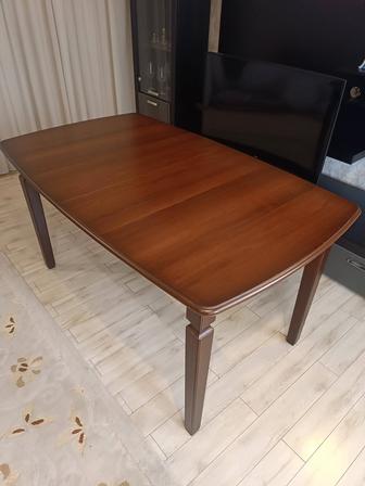 Продам обеденный стол из дерева (матовая поверхность).