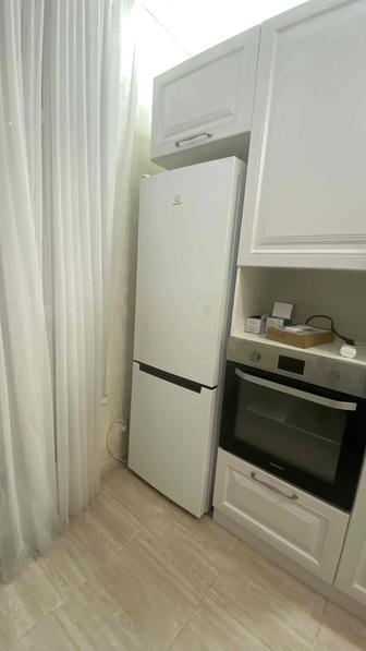 Холодильник Indesit (размер 180x60)