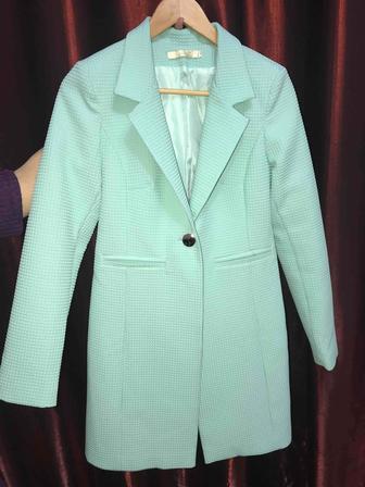 Продается модный длинный пиджак бирюзового цвета