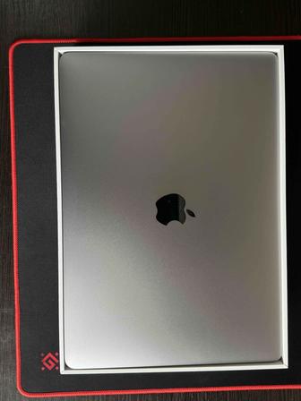 Продам MacBook Air M1/256гб, в комплекте с беспроводной мышкой RaZer