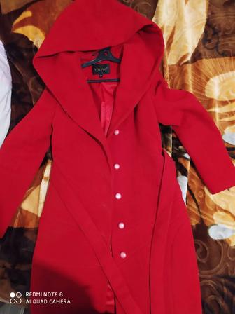 Продам красное осеннее пальто размер40-42