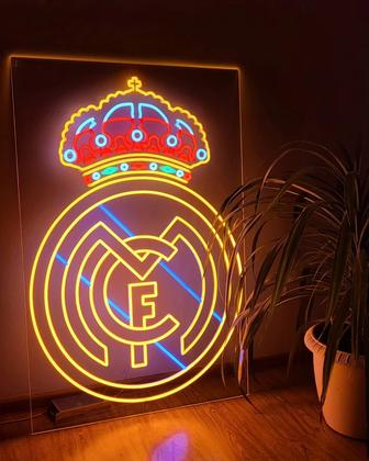 Неоновая вывеска логотип ФК Реал Мадрид