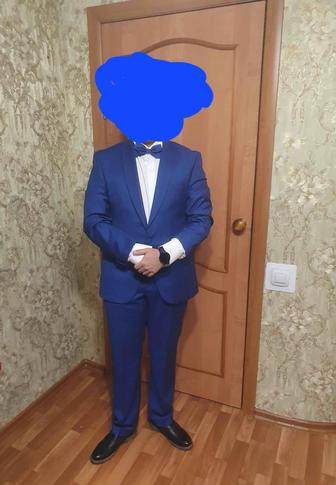 Продам мужской костюм очень красивый, цвет синий. Состояние как новое.