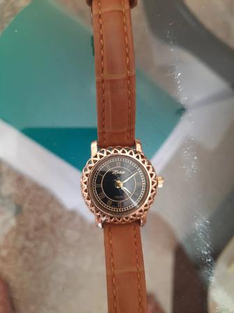 Женские золотые кварцевые часы,фирма Ника.