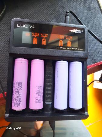 Универсальная зарядное устройство для всех видов аккумуляторов LUC V4 EFEST