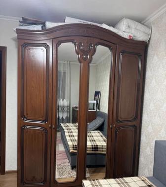 Большой шкаф с комодом и зеркалом