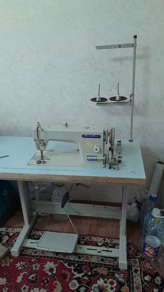 Промышленная швейная машинка с увеличенным челноком
