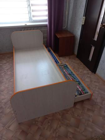 Продам кровать без матраса с двумя выдвижными ящиками