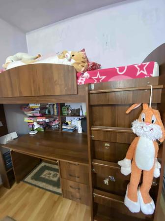 Двух этажная детская кровать со столом и шкафом