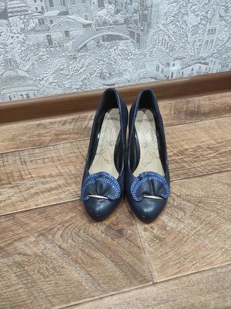 Продам женские туфли в отличном состоянии размер 38 французский каблук