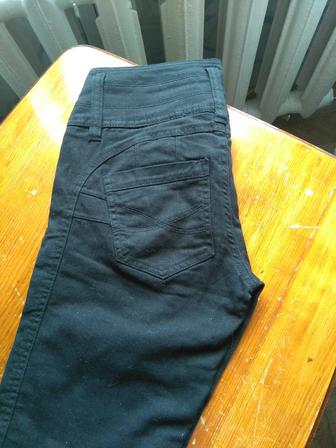 Новые черные джинсы