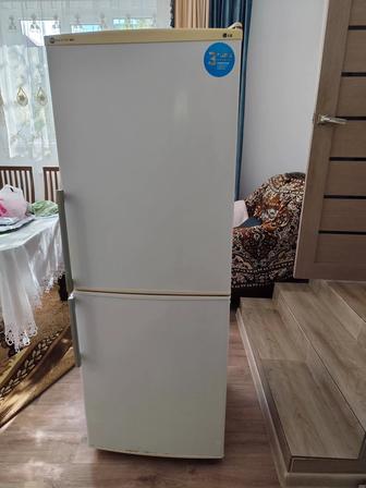 Продам двухкамерный холодильник LG