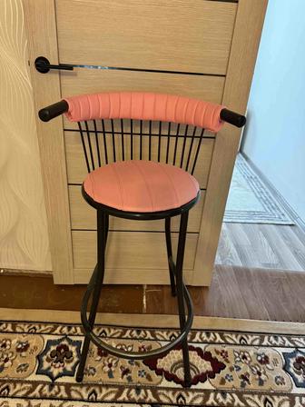 Продам барный стул в розовом цвете