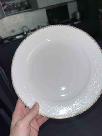 Продам красивые тарелки белые аккуратные, размер 10 ка. В наличии 24 штук