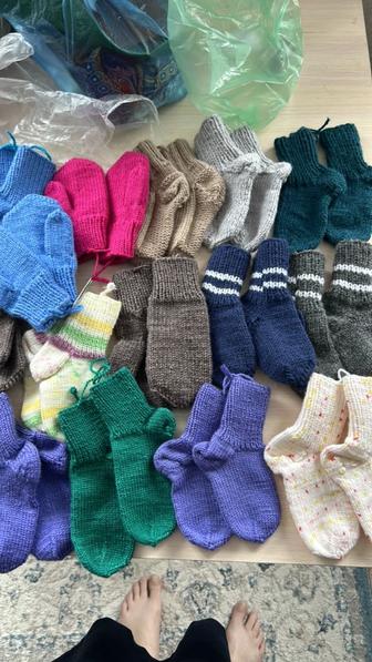 Продам вязанные носочки и варежки , от года и до 4,3,5 лет
