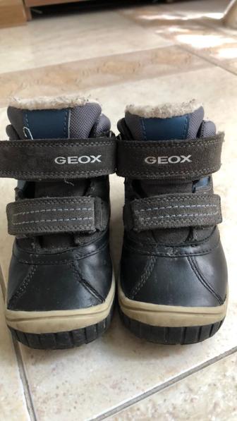 Продам зимнюю детскую обувь на мальчика размер 23. Фирмы Geox