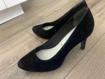 продаются туфли чёрные замшевые 7-14 см размер 39