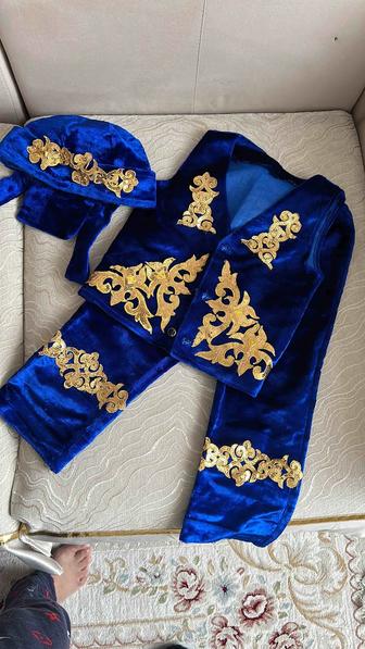 Казахские национальные костюмы и жилетки