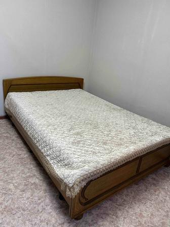 Продам двуспальную кровать с матрасом и комод к нему