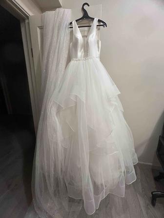 Продам новое свадебное платье с накидкой и фатой, размер 44 , цвет айвори