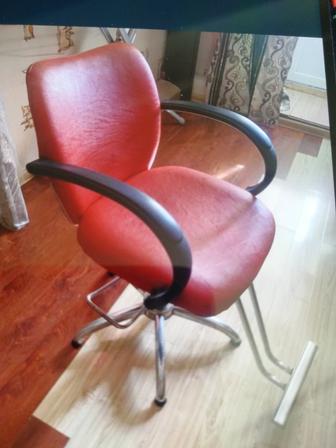 Продаю кресло парикмахера