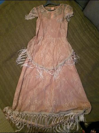 Кружевное платье с кисточками
