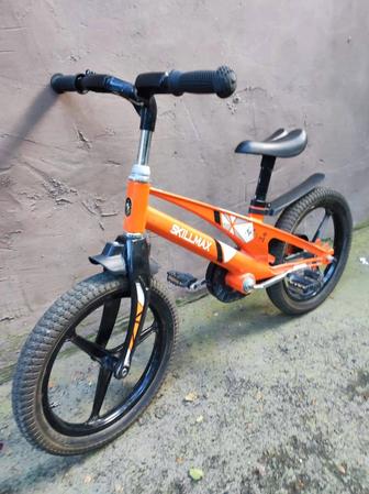Велосипед продам на возраст 6-7 лет, имеются задние безопасные колесики .