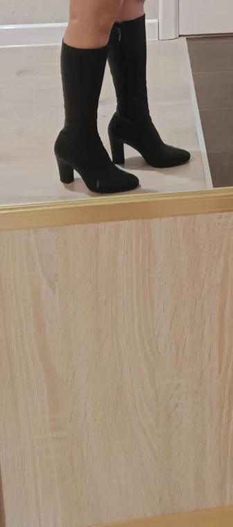Продам сапоги женский размер 35,36 производсто Турция,,каблук 7см,цвет черн