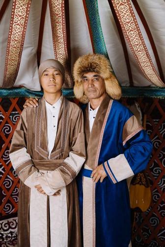 Мужской синий национальный этно шапан на прокат в Алматы