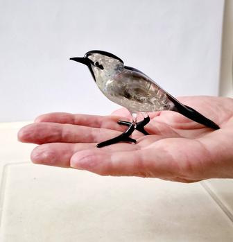 Птичка мухоловка - сувенир из стекла.