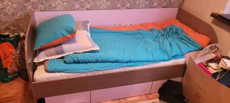 Кровать с матрасом фиолетового цвета