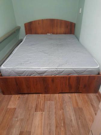 Продам кровать 1.45 х 2м с матрасом