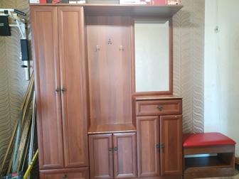 Шкаф для прихожей (коридора)коричневый и красно-коричневая тумба-обувница