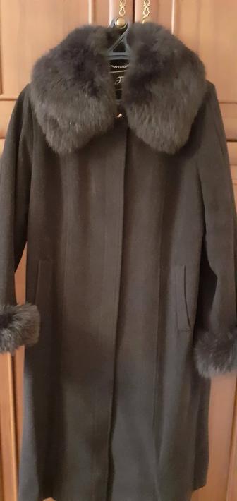 Продам женское турецкие пальто серого цвета с ламой. 52 размера.