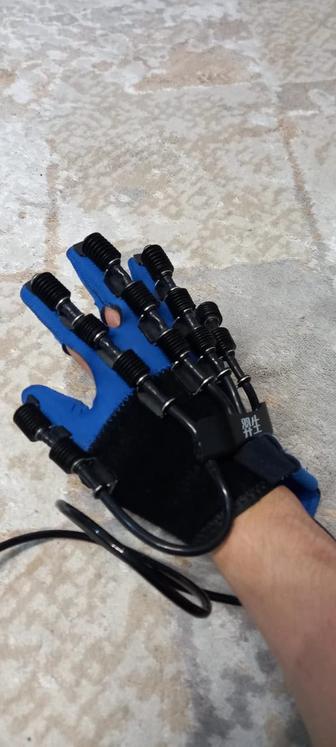робот перчатка