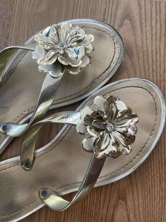 Золотистая обувь с цветочками
