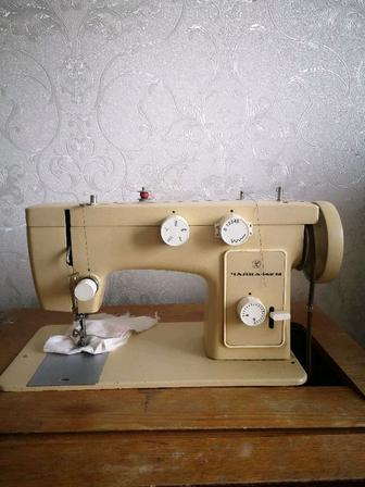 Продам швейную машинку ЧАЙКА +ткани и фурнитура